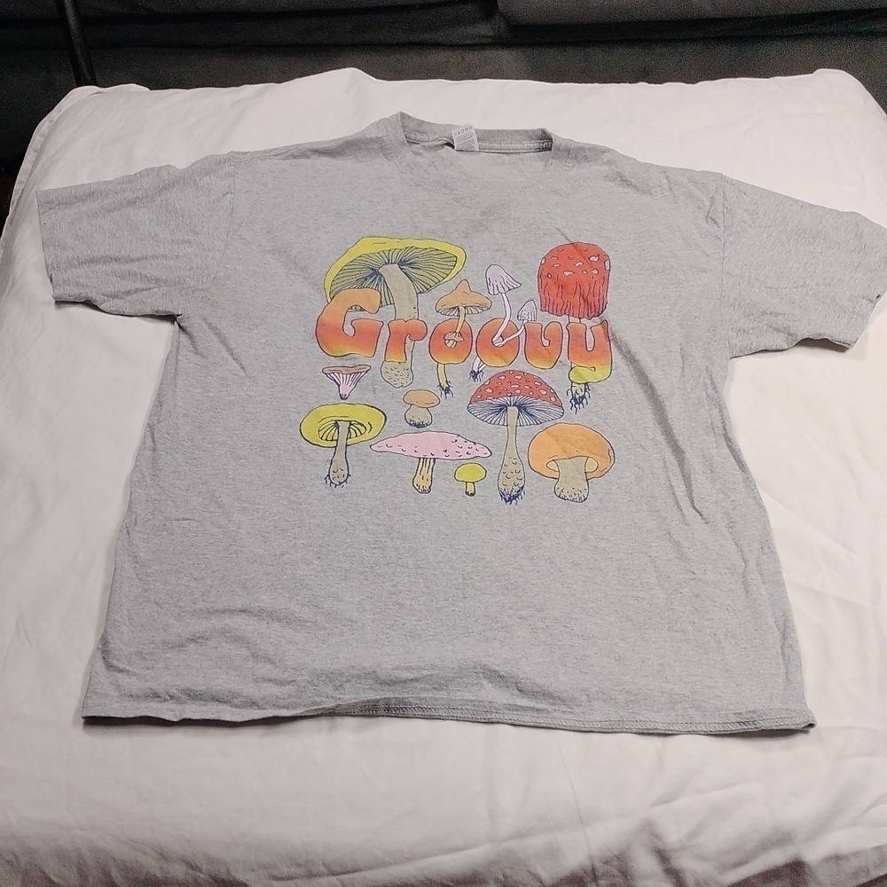 Groovy men's large sized t shirt